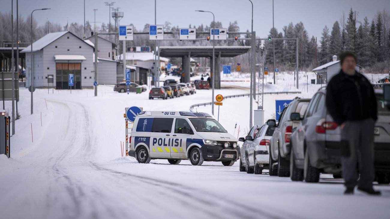 Járművek sorakoznak az észak-finnországi Vartius határállomáson, a finnországi Kuhmo közelében 2023. november 21-én. Finnország számos átkelőhelyet lezárt a finn-orosz határon, mivel jelentősen nőtt a harmadik világból érkező menedékkérők száma Oroszország felől.