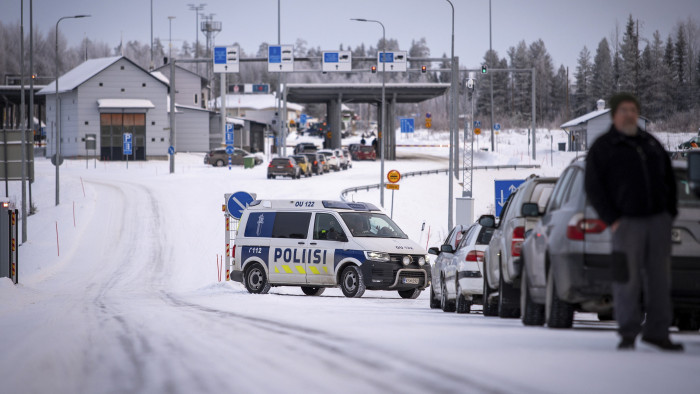 Megrohanták a finn határt a menekültek