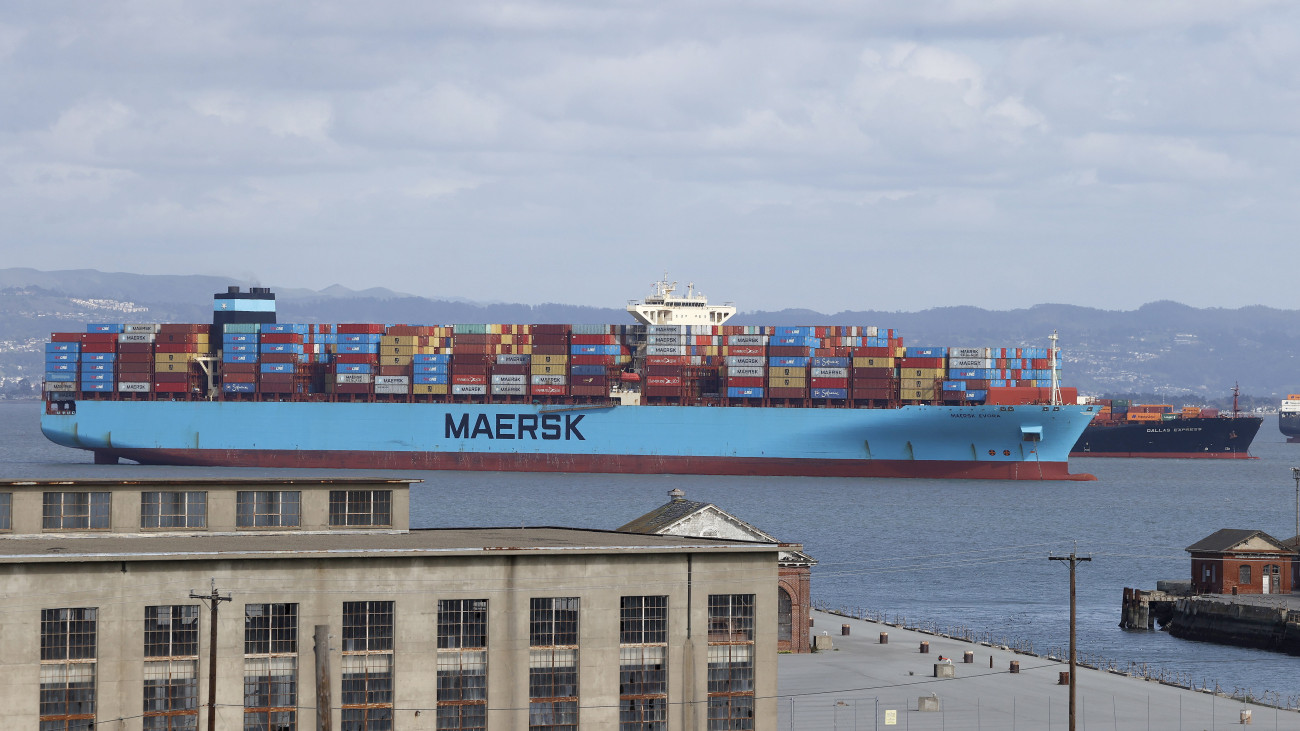 A dán zászló alatt hajózó, a kaliforniai Long Beachről érkező Maersk Evora konténerszállító hajó a San Francisco-öbölben várakozik 2021. március 8-án. A Kalifornia állambeli Los Angelesben és Long Beach-en feltorlódtak a teherszállító hajók, miután a rakodómunkások és a teherautó-sofőrök közül sokan megfertőzödtek a koronavírussal, ezért a hajók a San Francisco-öbölben próbálnak kikötni.
