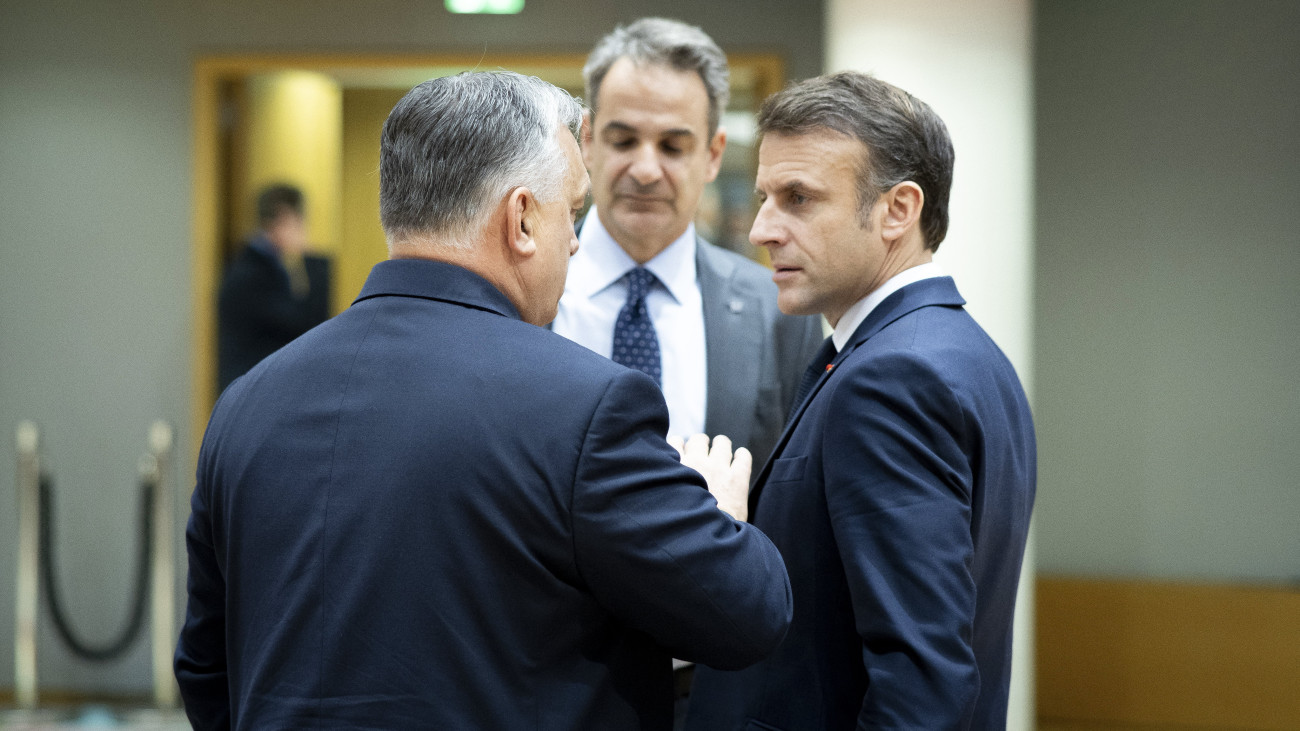 A Miniszterelnöki Sajtóiroda által közreadott képen Orbán Viktor miniszterelnök (b) és Emmanuel Macron francia köztársasági elnök (j) az Európai Unió tagországai állam- és kormányfőinek kétnapos tanácskozásán Brüsszelben 2023. december 14-én. Középen Kiriákosz Micotakisz görög miniszterelnök.
