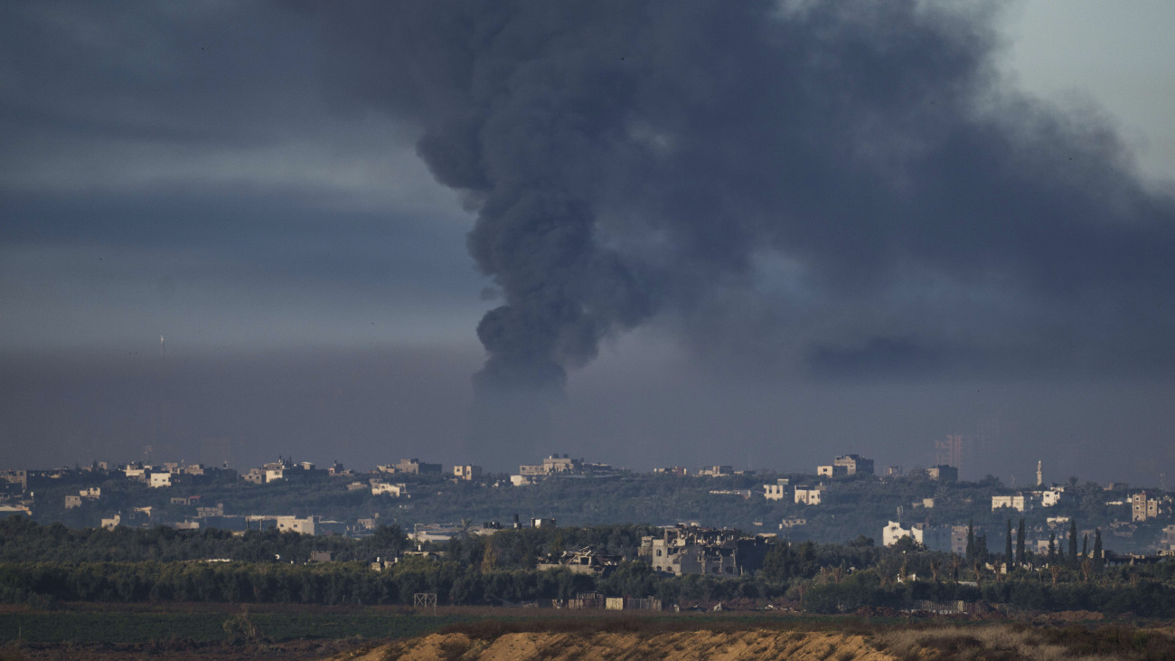 Izrael légicsapást mér a Gázai övezet északi részére 2023. december 14-én. A Hamász fegyveresei október 7-én támadást indítottak Izrael ellen, az izraeli haderő pedig válaszul légi és szárazföldi hadműveleteket hajtott végre a Gázai övezetben.