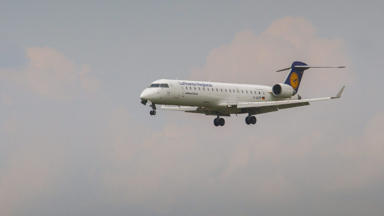 A Lufthansa frankfurti járata érkezik 2014. április 12-én a sármelléki repülőtérre, ahol a Lufthansa Regional gépével és az InterSky légitársaság Friedrichshafenből érkező járatával kezdődött el a repülőtér idei németországi charterjáratainak szezonja.