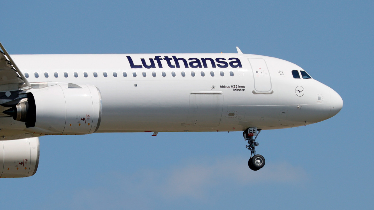 A Lufthansa német légitársaság egyik gépe leszáll a frankfurti nemzetközi repülőtéren 2020. június 23-án. Sajtójelentések szerint a német kormány és a Lufthansa megegyezett a német állam 9 milliárd eurós mentőcsomagjáról, de az egyik befektető nem adta hozzájárulását. A német légitársaság június 25-én tart virtuális közgyűlést a részvényesek számára.