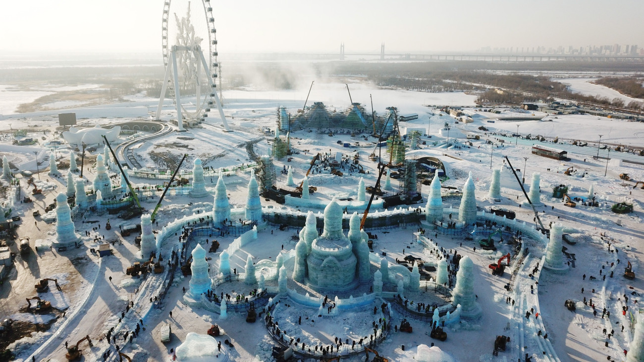 A Harbini Jég- és Hóvilág című évenkénti téli témaparkot építik az északkelet-kínai Hejlungcsiang tartomány fővárosában 2023. december 14-én, négy nappal a nyitás előtt. A huszonötödször megrendezett látványosság megépítéséhez mintegy 250 ezer köbméter jeget és havat használnak fel.