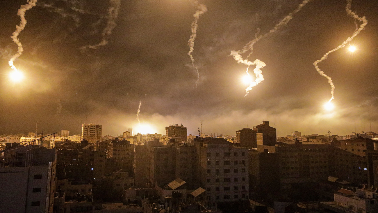 Az izraeli hadsereg légicsapást mér Gázára 2023. november 6-án. A Gázai övezetet irányító Hamász palesztin iszlamista szervezet fegyveresei október 7-én támadást indítottak Izrael ellen, több mint 1400 embert meggyilkoltak, további mintegy háromezret megsebesítettek, valamint 200-nál is több embert elraboltak és túszként tartanak fogva. Az izraeli válaszcsapások halálos áldozatainak száma átlépte a 9700-at, a sebesülteké pedig megközelíti a 25 ezret a palesztinok lakta területeken.