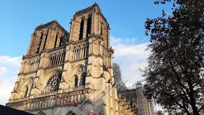 Visszahelyezték az aranyozott kakast a Notre-Dame tornyára – videó