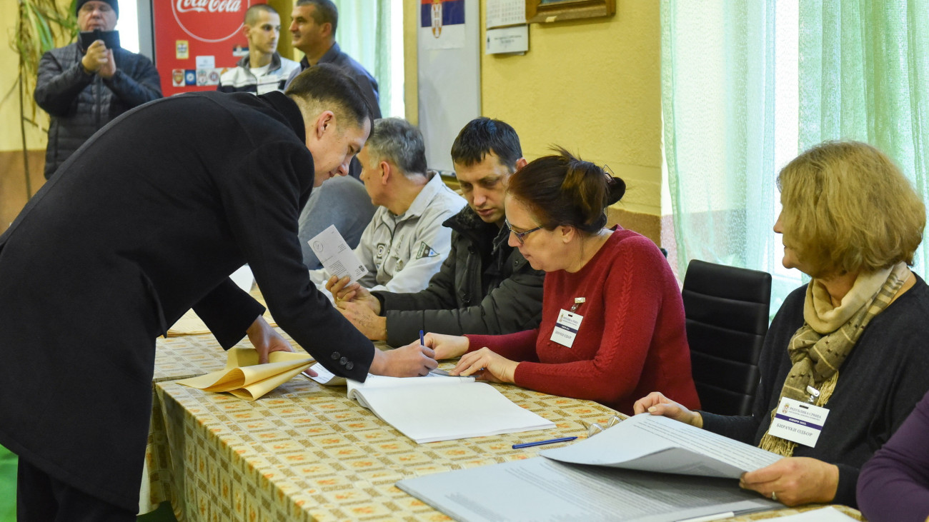 Pásztor Bálint, a Vajdasági Magyar Szövetség (VMSZ) megbízott elnöke és parlamenti listavezetője aláírja a választói névjegyzéket az előrehozott szerbiai választásokon Szabadkán, a 13-as szavazóhelyen, a Sétaerdei Helyi Közösség épületében 2023. december 17-én. Szerbiában előrehozott parlamenti és vajdasági tartományi választást, 65 helyen pedig előrehozott önkormányzati választást is tartanak ezen a napon.