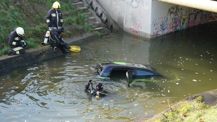 Megjöttek a döbbenetes fotók a Rómaifürdőnél patakba csúszott autó kiemeléséről