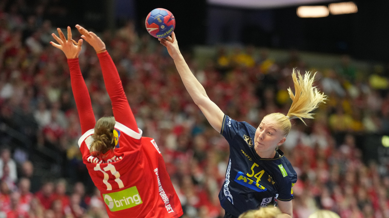 A dán Line Haugsted (b) és a svéd Tyra Axner az olimpiai kvalifikációs női kézilabda-világbajnokság bronzérméért játszott Dánia-Svédország mérkőzésen Herningben 2023. december 17-én.