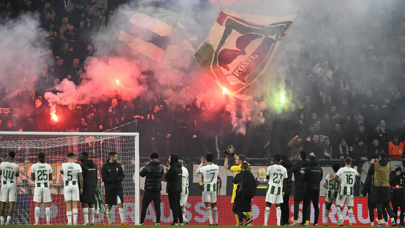 A Ferencváros játékosai és szurkolói ünnepelnek, miután a csapat 1-1-es döntetlent játszott a Fiorentina ellen a labdarúgó Konferencia-liga csoportkörének hatodik, utolsó fordulójában játszott mérkőzésen a Groupama Arénában 2023. december 14-én. A Ferencváros második helyen jutott tovább a csoportból. 