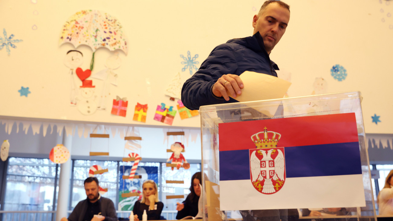 Szavazó az előrehozott szerbiai választásokon Belgrádban 2023. december 17-én.
