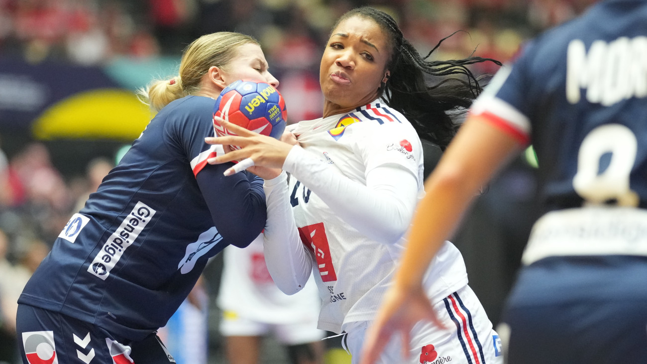 A francia Laura Flippes (k) az olimpiai kvalifikációs női kézilabda-világbajnokság döntőjében játszott Norvégia-Franciaország mérkőzésen Herningben 2023. december 17-én.