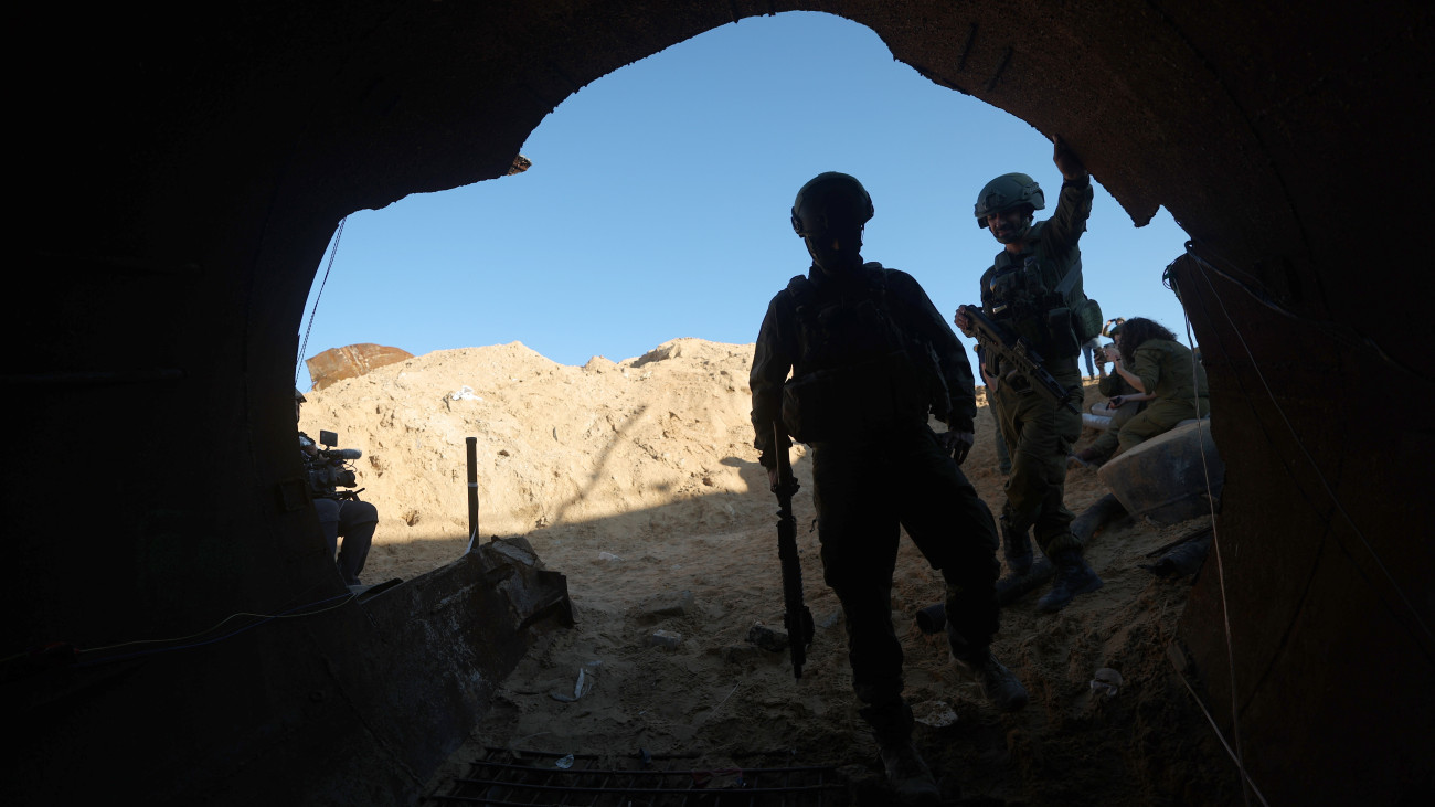 Izraeli katonák a Gázai övezetet irányító Hamász palesztin iszlamista szervezet fegyveresei által használt alagút bejáratánál, a Gázai övezet északi részén fekvő Bét-Hanúnban, az erezi határátkelőhely közelében 2023. december 17-én. A Hamász fegyveresei október 7-én támadást indítottak Izrael ellen, az izraeli haderő pedig válaszul légi és szárazföldi hadműveleteket hajt végre a Gázai övezetben.