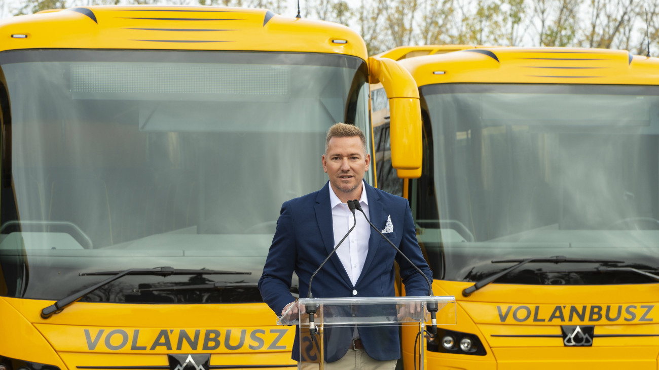 Radnóti Ákos, Győr alpolgármestere beszédet mond a Volánbusz Zrt. győri rendezvényén 2022. október 26-án. A Kravtex-Kühne Csoport októberben megkezdte száz új autóbusz szállítását a Volánbusznak, ezek beszerzési értéke nettó 6,5 milliárd forint. A közlekedési társaság 2018-ban indult jármű-fiatalítási programja során több mint 2100 új és újszerű autóbusz állt, illetve állhat forgalomba jövő év elejéig. Ezzel a 6000 járműből álló flotta harmadát sikerült megújítani négy év alatt.