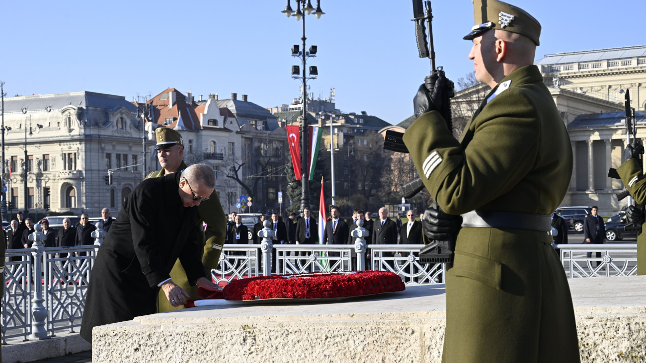 Recep Tayyip Erdogan török elnök megkoszorúzza a magyar hősök emlékkövét a budapesti Hősök terén 2023. december 18-án.