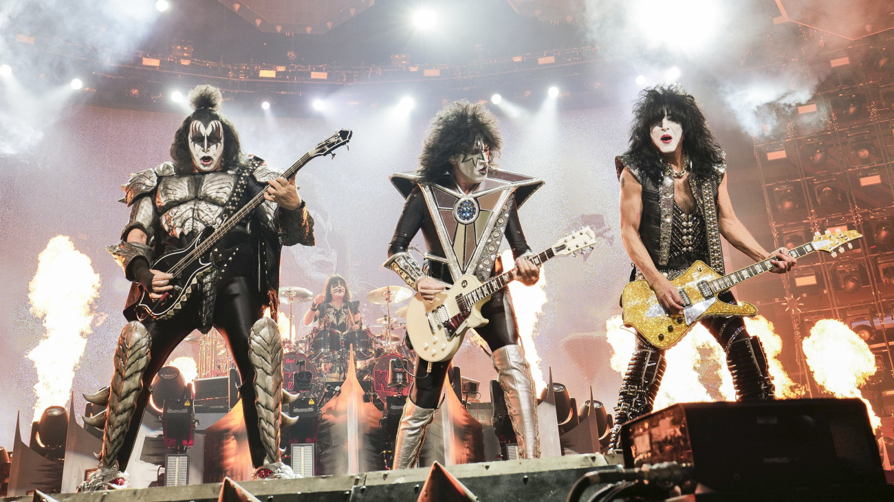 Gene Simmons,Tommy Thayer és Paul Stanley, a Kiss amerikai rockzenekar tagjai (b-j) az együttes búcsúturnéjának New York-i állomásán, a Madison Square Gardenben rendezett fellépésükön 2023. december 2-án.