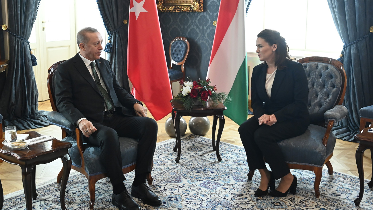 Novák Katalin köztársasági elnök és Recep Tayyip Erdogan török elnök tárgyal a Sándor-palotában 2023. december 18-án.