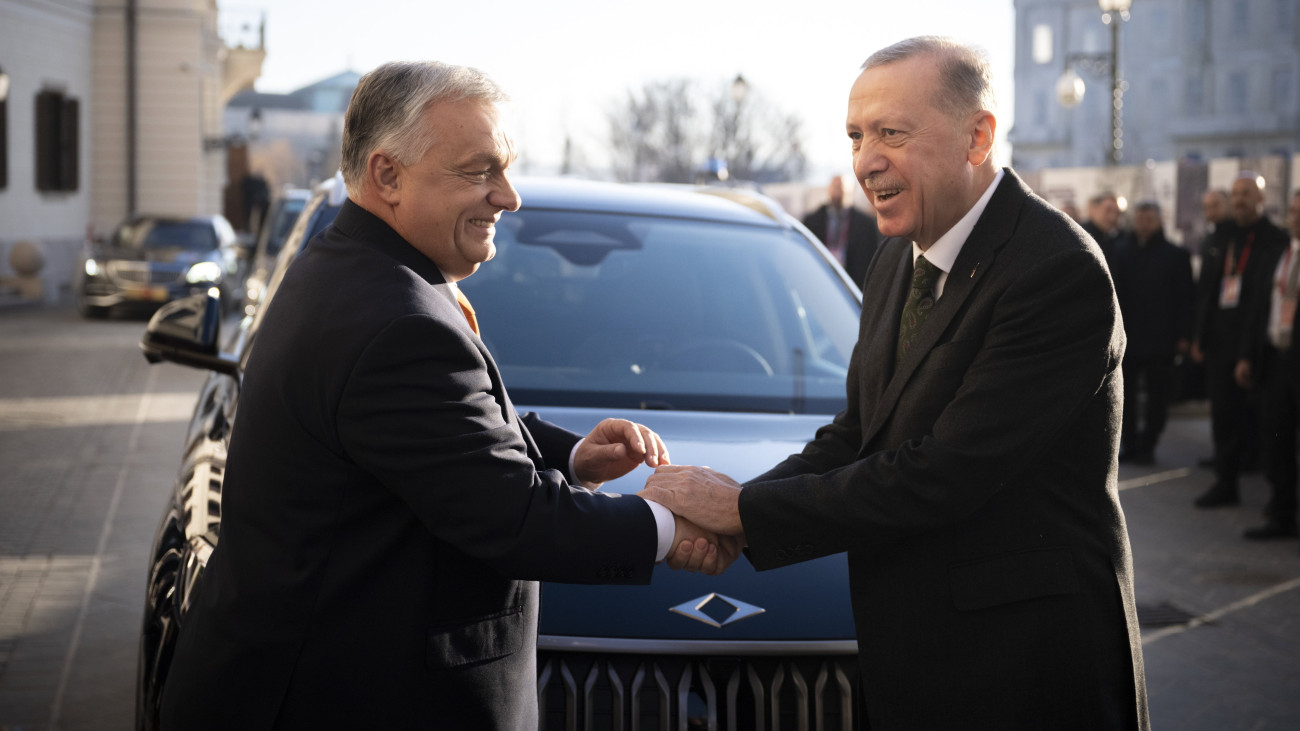 A Miniszterelnöki Sajtóiroda által közreadott képen Recep Tayyip Erdogan, Törökország elnöke (j) egy Togg márkájú autót ajándékoz Orbán Viktor kormányfőnek (b) a Karmelita kolostornál 2023. december 18-án.