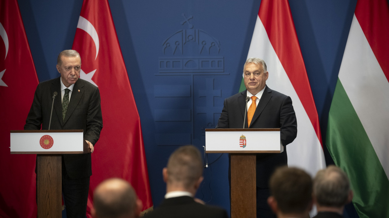 A Miniszterelnöki Sajtóiroda által közreadott képen Orbán Viktor miniszterelnök (j) és Recep Tayyip Erdogan, Törökország elnöke sajtónyilatkozatot tesz a tárgyalásukat követően a Karmelita kolostorban 2023. december 18-án. 