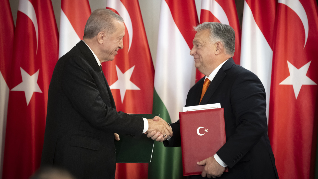 A Miniszterelnöki Sajtóiroda által közreadott képen Orbán Viktor miniszterelnök (j) és Recep Tayyip Erdogan, Törökország elnöke kezet fog, miután kiemelt stratégiai együttműködési megállapodást írtak alá a tárgyalásukat követően a Karmelita kolostorban 2023. december 18-án. 