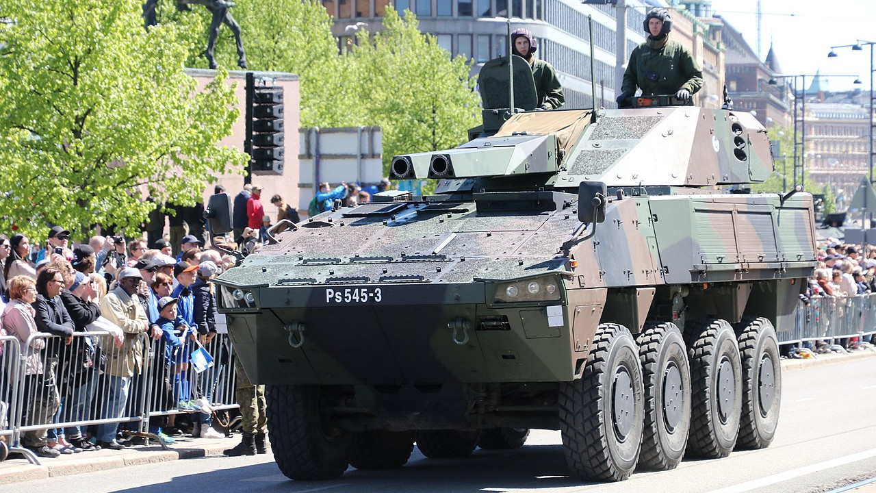 A finn hadsereg egyik önjáró aknavetője egy katonai felvonuláson. Forrás: Wikipédia
