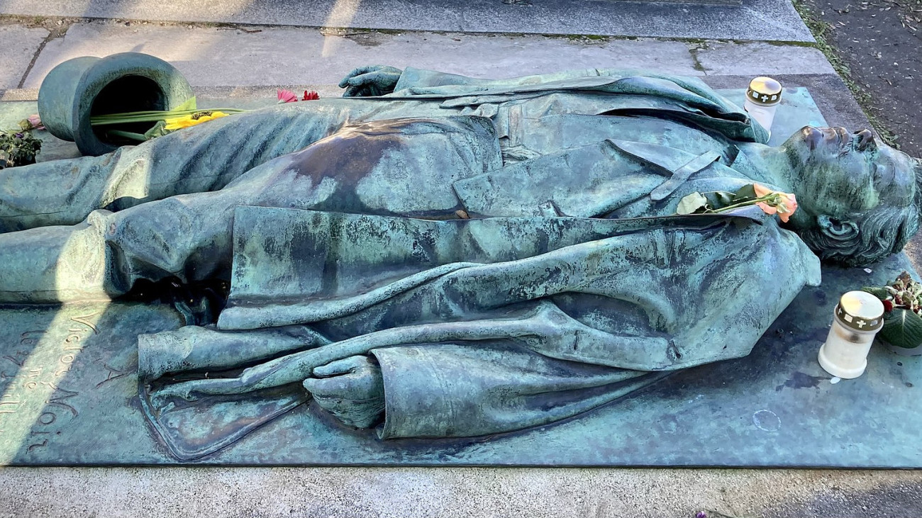 Victor Noir síremléke a párizsi  Père-Lachaise temetőben. Forrás: Wikipédia