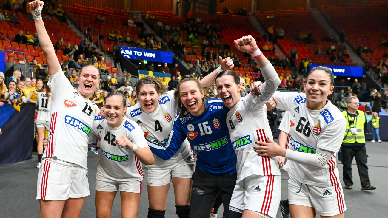 Göteborg, 2023. december 11.Debreczeni-Klivinyi Kinga, Klujber Katrin, Füzi-Tóvizi Petra, Böde-Bíró Blanka, Szöllősi-Schatzl Nadine és Győri-Lukács Viktória (b-j), a magyar válogatott tagjai ünnepelnek, miután csapatuk 23-22-re győzött az olimpiai kvalifikációs női kézilabda-világbajnokság középdöntőjének harmadik fordulójában játszott Magyarország - Horvátország mérkőzésen a svédországi Göteborgban 2023. december 11-én.