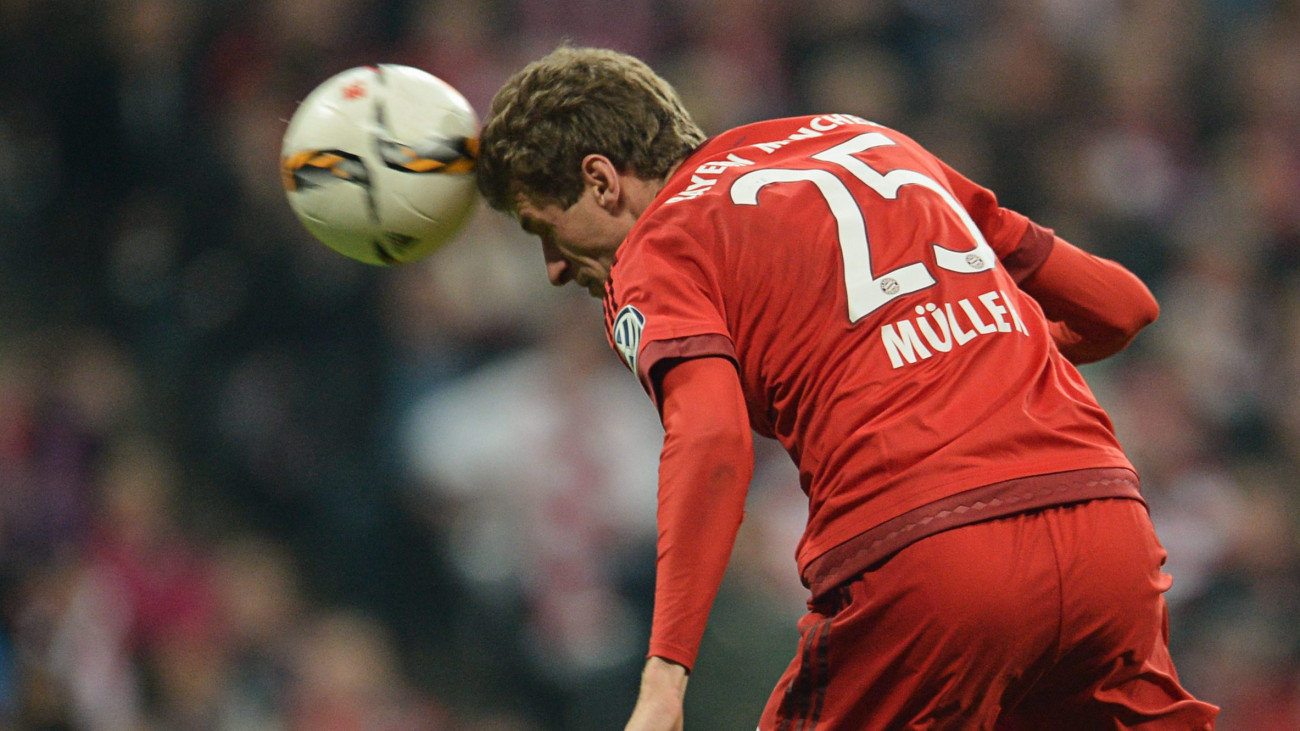 München, 2016. április 19.Thomas Müller, a Bayern München játékosa gólt szerez a Werder Bremen ellen a labdarúgó Német Kupa elődöntőjében Münchenben 2016. április 19-én. (MTI/EPA/Andreas Gebert)