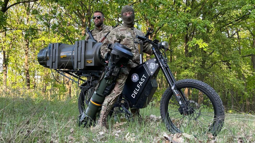 Ukrán páncélvadászok elektromos motorkerékpárral. Forrás: Delfast