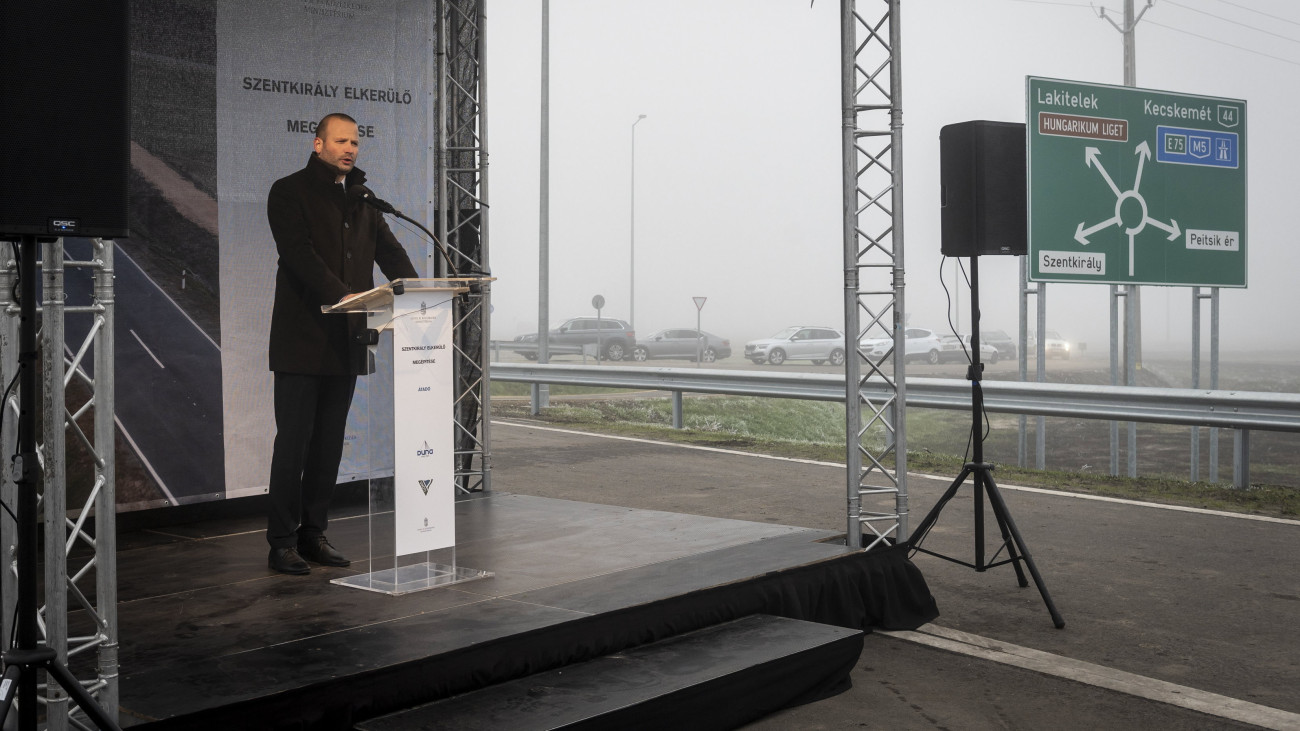 Nagy Bálint, az Építési és Közlekedési Minisztérium közlekedésért felelős államtitkára beszédet mond az M44-es gyorsforgalmi út részeként épített, a Bács-Kiskun vármegyei Szentkirályt elkerülő út avatásán 2023. december 19-én.