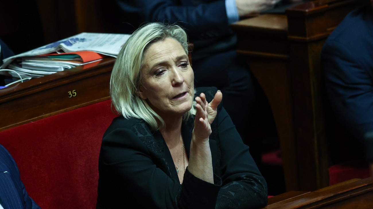 Marine Le Pen, a Nemzeti Tömörülést (RN) vezetője a nemzetgyűlés párizsi üléstermében 2023. december 11-én, amikor a parlamenti alsóházban megkezdődik az új francia bevándorlási törvény vitája.