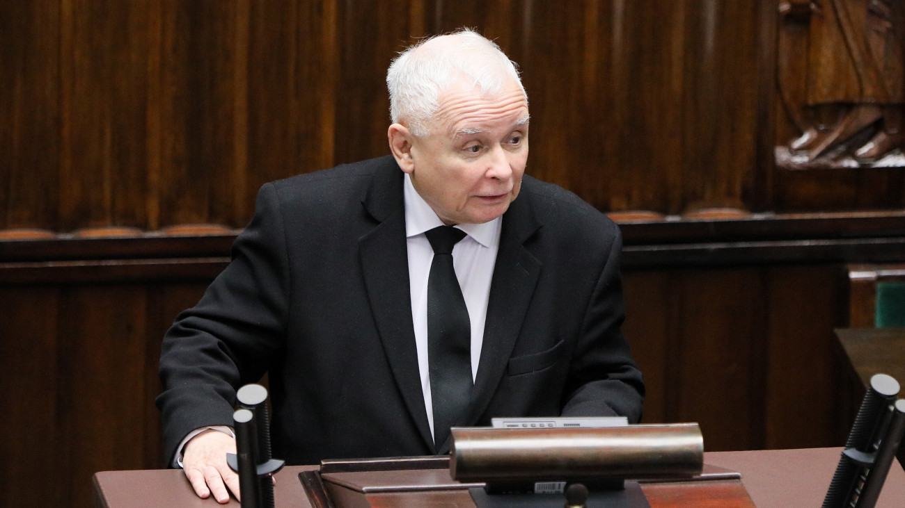 Jaroslaw Kaczynski, a Jog és Igazságosság (PiS) pártjának elnöke a lengyel parlamenti alsóház, a szejm varsói üléstermében, miután az október 15-i választások eredményeképpen létrejött törvényhozás miniszterelnökké választotta Donald Tuskot, a fő lengyel ellenzéki erő, a Civil Platform (PO) párt elnökét 2023. december 11-én.