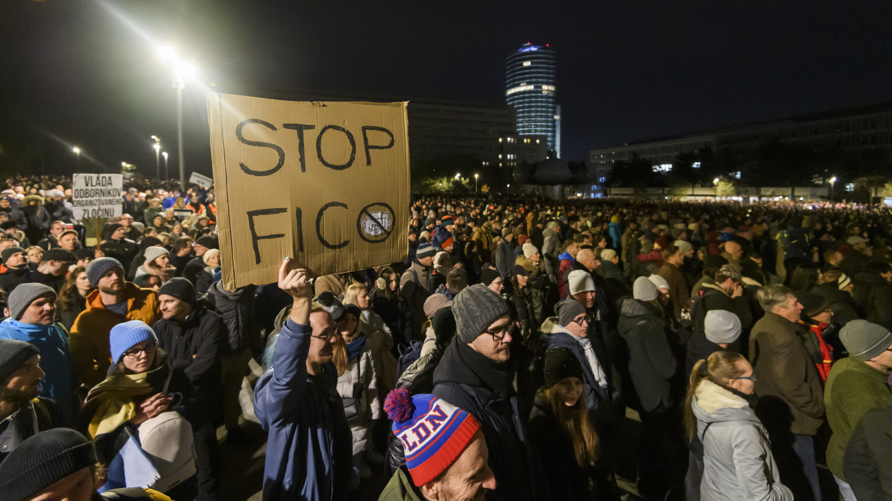 A szlovák különleges ügyészség tervezett megszüntetése miatt tüntetnek az ellenzéki pártok felhívására Pozsonyban 2023. december 12-én.