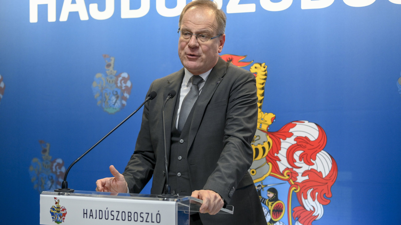 Navracsics Tibor területfejlesztési miniszter beszédet mond a Hajdúszoboszlói Gyermeksziget Bölcsőde Aprócska Bölcsődei Tagintézményének átadásán 2023. december 20-án.
