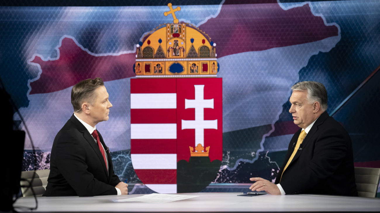 A Miniszterelnöki Sajtóiroda által közreadott képen Orbán Viktor miniszterelnök (j) interjút ad Gönczi Gábor műsorvezetőnek a TV2 stúdiójában 2023. december 20-án.