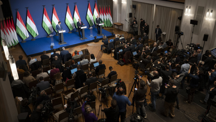 Orbán Viktor a rendkívüli Kormányinfón: hároméves bérfejlesztési program indulhat a tanároknak, óvónőknek
