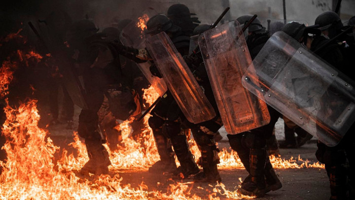 Kiáltozó tüntetők borították tűzbe a magyar KFOR-katonákat - videó