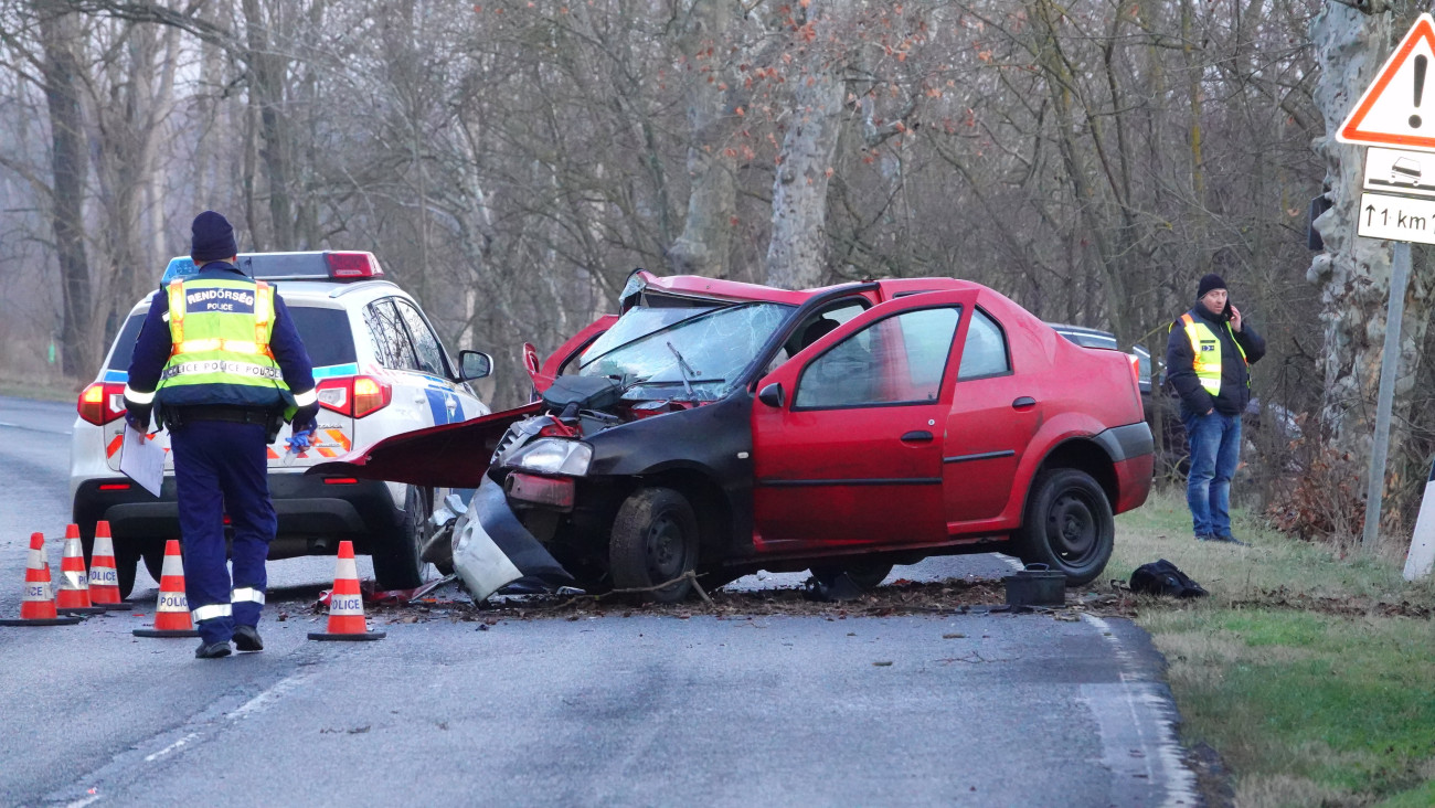 Az útról lesodródott és fának ütközött, összeroncsolódott személyautó az 5-ös főúton Kistelek és Pusztaszer között 2023. december 21-én. A balesetben a jármű utasa meghalt, vezetője megsérült.