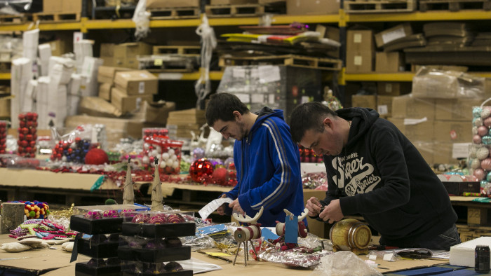 „Egész évben karácsony” – brit és kínai gyárak ontják az ünnepi díszeket