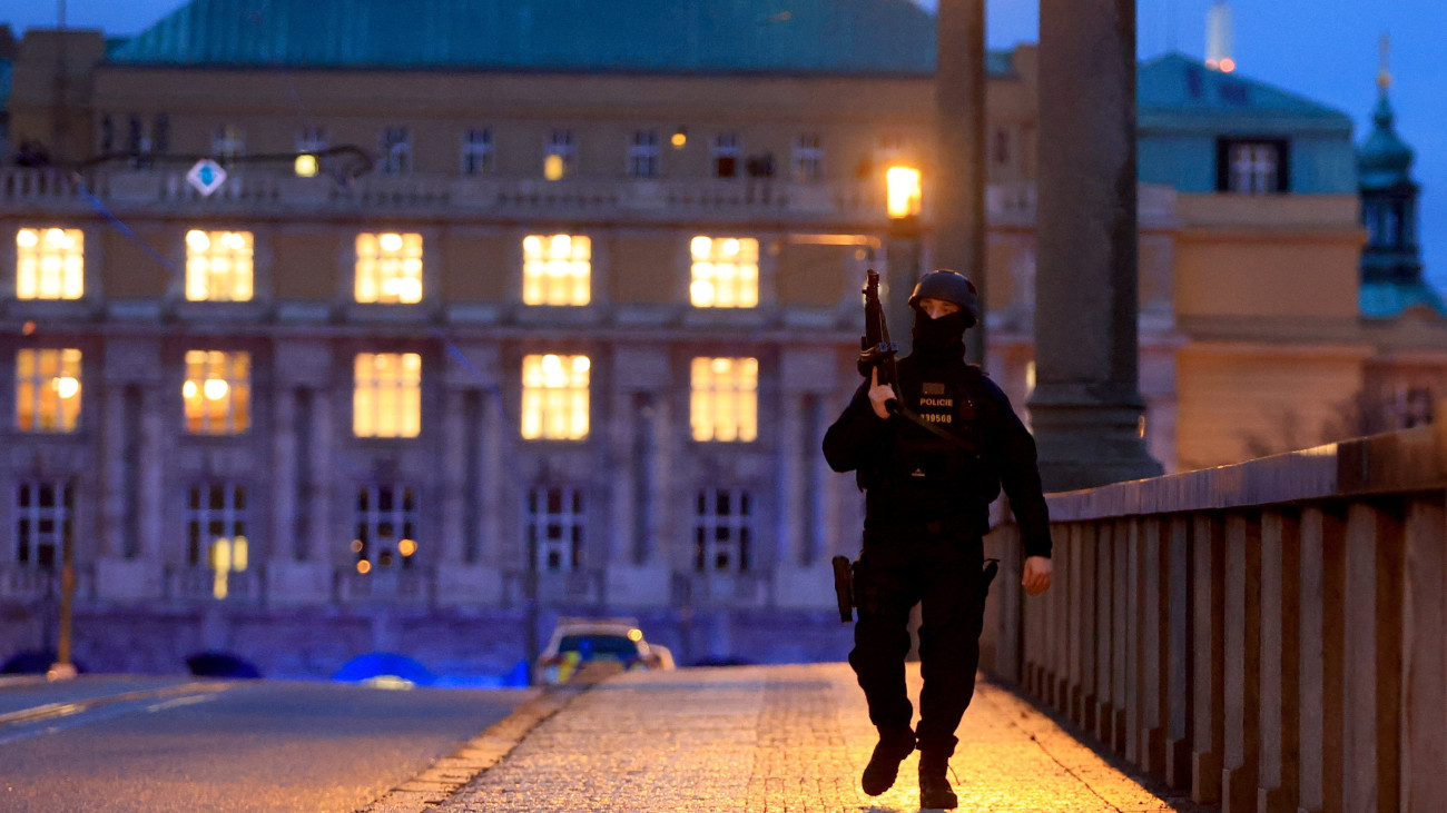 Fegyveres rendőr biztosítja a helyszínt a prágai Károly Egyetemnél elkövetett lövöldözést követően 2023. december 21-én. A cseh rendőrség szerint a fegyveres támadásnak halálos áldozatai is vannak, az elkövetőt ártalmatalnították, de részleteket nem közöltek.