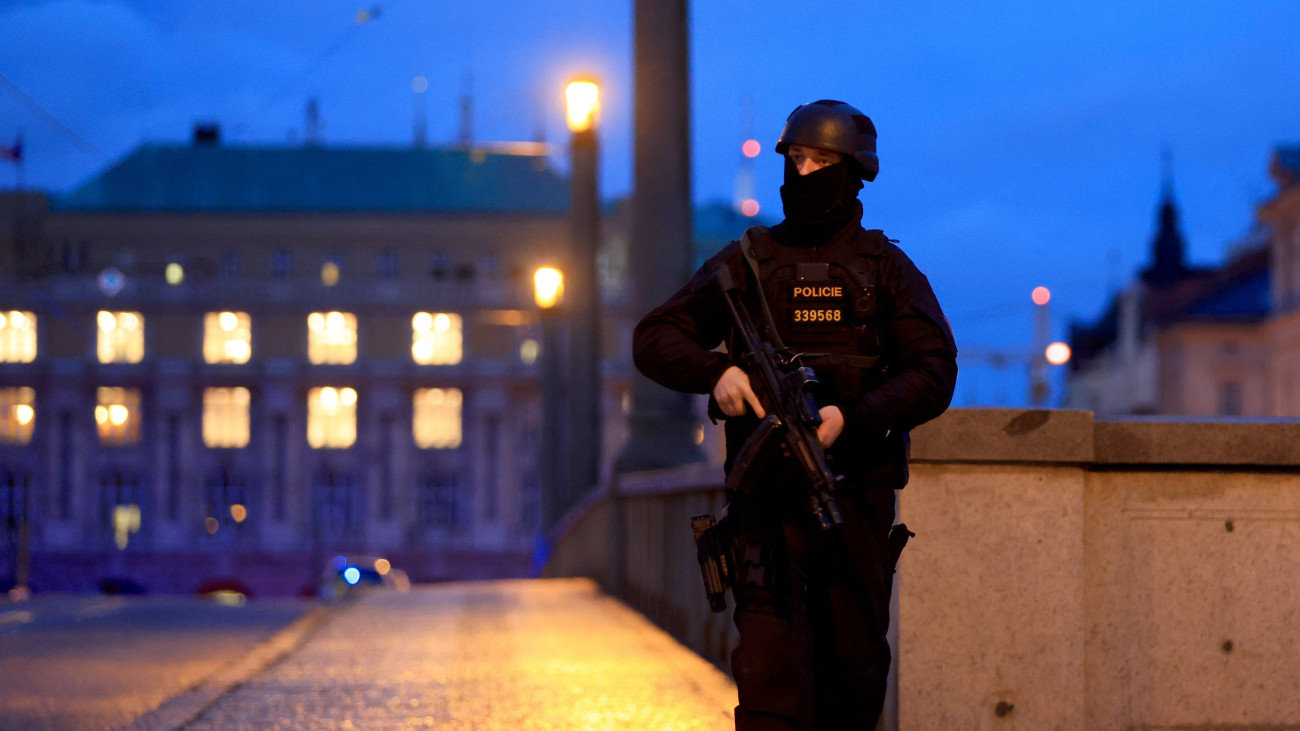 Fegyveres rendőr biztosítja a helyszínt a prágai Károly Egyetemnél elkövetett lövöldözést követően 2023. december 21-én. A cseh rendőrség szerint a fegyveres támadásnak halálos áldozatai is vannak, az elkövetőt ártalmatalnították, de részleteket nem közöltek.