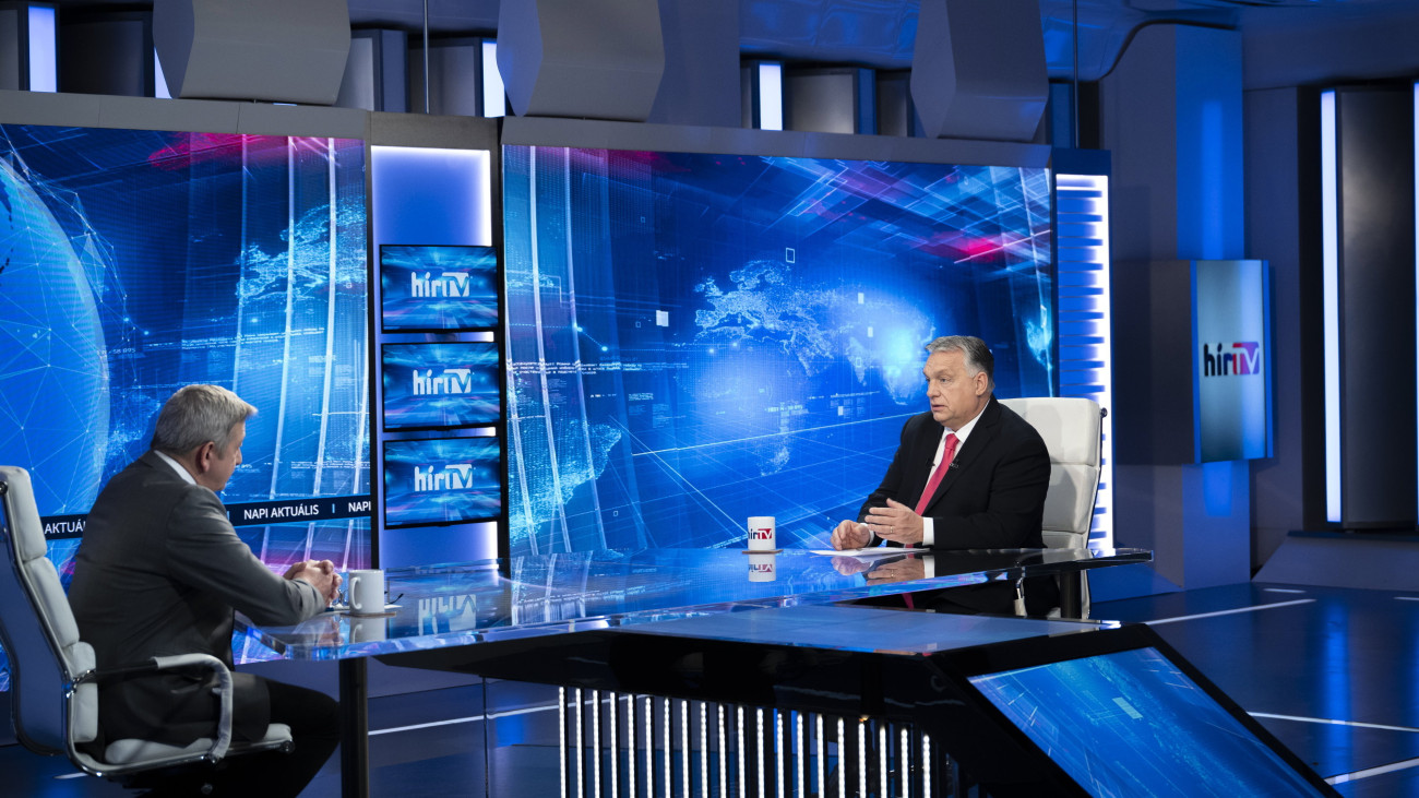 A Miniszterelnöki Sajtóiroda által közreadott képen Orbán Viktor miniszterelnök (j) interjút ad Bayer Zsolt műsorvezetőnek a Hír TV stúdiójában 2023. december 21-én.
