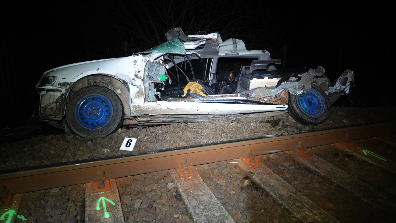 Összeroncsolódott személygépkocsi Martfű közelében a Zsófia-halom út és a vasút kereszteződésénél 2023. december 21-én. Az autó egy motorvonattal ütközött össze. A vonat Martfűről haladt Tiszaföldvár felé, az autó sofőrje nem adta meg az elsőbbséget a szerelvénynek, vezetője meghalt. A motorvonaton kilencen utaztak, ők nem sérültek meg.