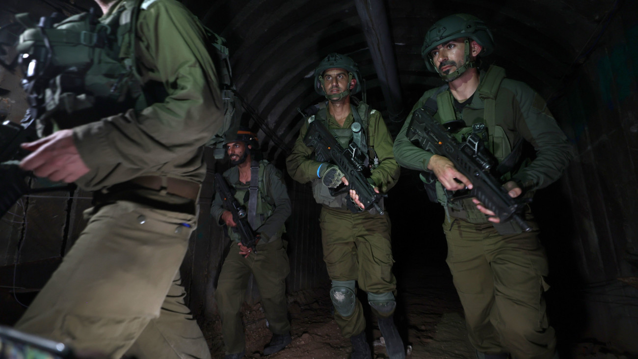 Izraeli katonák a Gázai övezetet irányító Hamász palesztin iszlamista szervezet fegyveresei által használt alagútban, a Gázai övezet északi részén fekvő Bét-Hanúnban, az erezi határátkelőhely közelében 2023. december 17-én. A Hamász fegyveresei október 7-én támadást indítottak Izrael ellen, az izraeli haderő pedig válaszul légi és szárazföldi hadműveleteket hajt végre a Gázai övezetben.