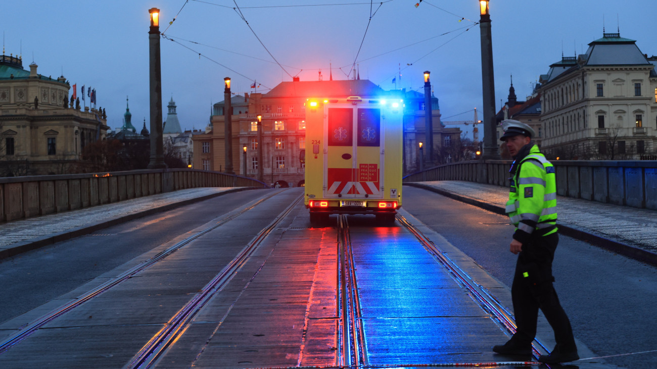 Mentőautó érkezik a helyszínre a prágai Károly Egyetemnél elkövetett lövöldözést követően 2023. december 21-én. A cseh rendőrség szerint a fegyveres támadásnak halálos áldozatai is vannak, az elkövetőt ártalmatalnították, de részleteket nem közöltek.
