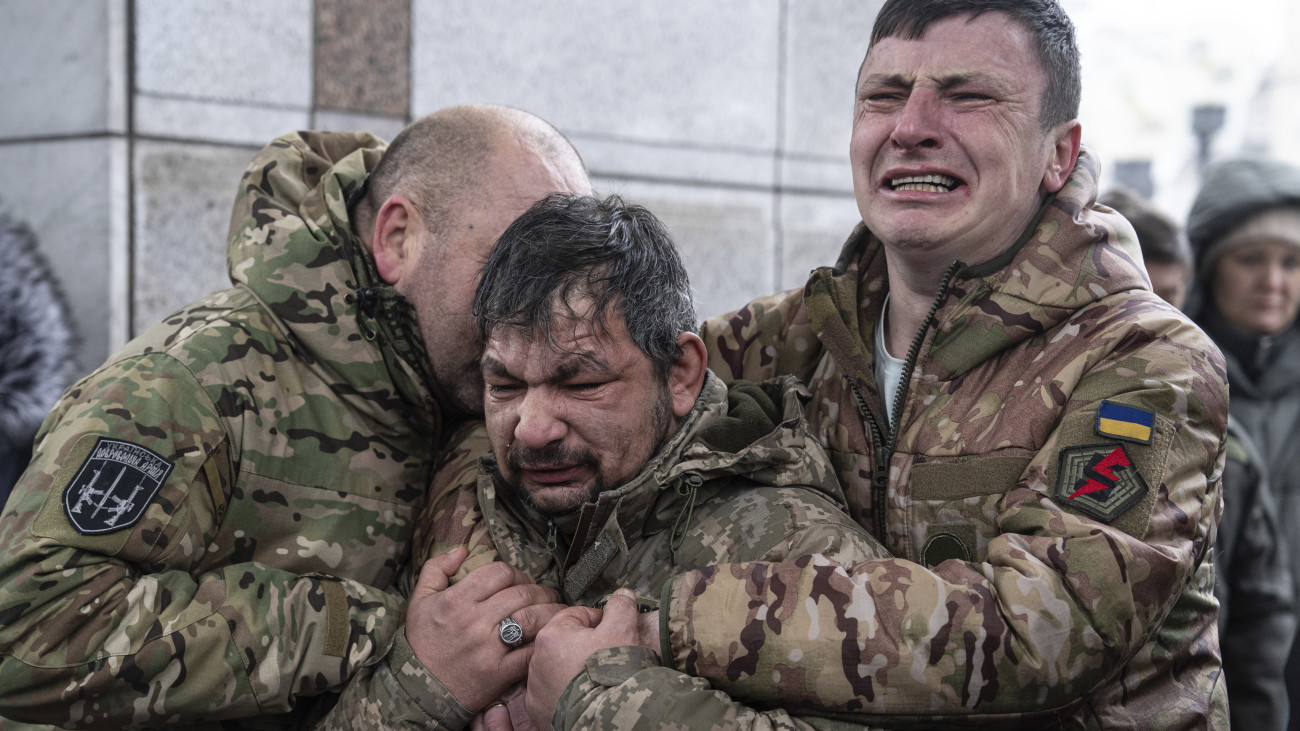 Kijev, 2023. december 15.Elesett bajtársukat, Andrij Tracsukot siratják ukrán katonák a kijevi Függetlenség terén tartott gyászszertartáson 2023. december 15-én. A 2014-es Majdan-tüntetéseken részt vevő veterán december 9-én esett el az orosz erőkkel vívott harcban a dél-ukrajnai Herszon közelében.