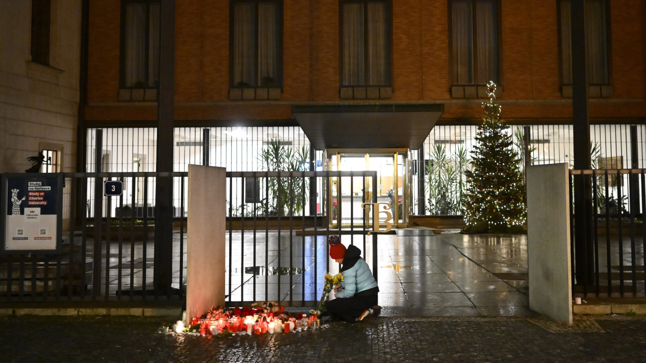 Prága, 2023. december 22.Gyertyát gyújt egy gyászoló a prágai Károly Egyetem főépülete előtt 2023. december 22-én, miután az előző nap az egyik hallgató lövöldözött a bölcsészkar épületében, és tizennégy embert megölt, huszonötöt megsebesített. A támadó is életét vesztette, de egyelőre nem tudni, hogyan.