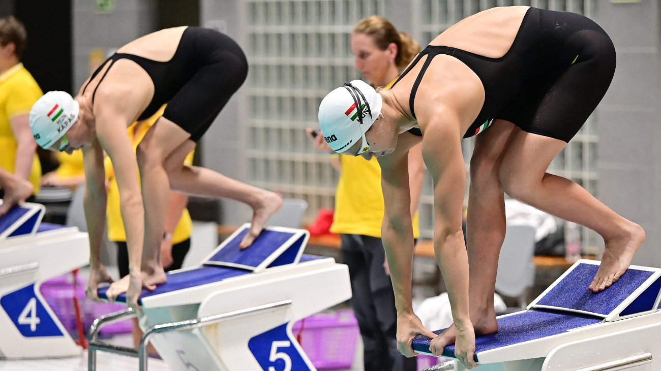 Kapás Boglárka (b) és Sebestyén Dalma (j) a női 200 méteres pillangóóúszás döntőjében rajtol a Győr Open elnevezésű úszóviadalon a győri Aqua Sportközpontban 2023. december 16-án.