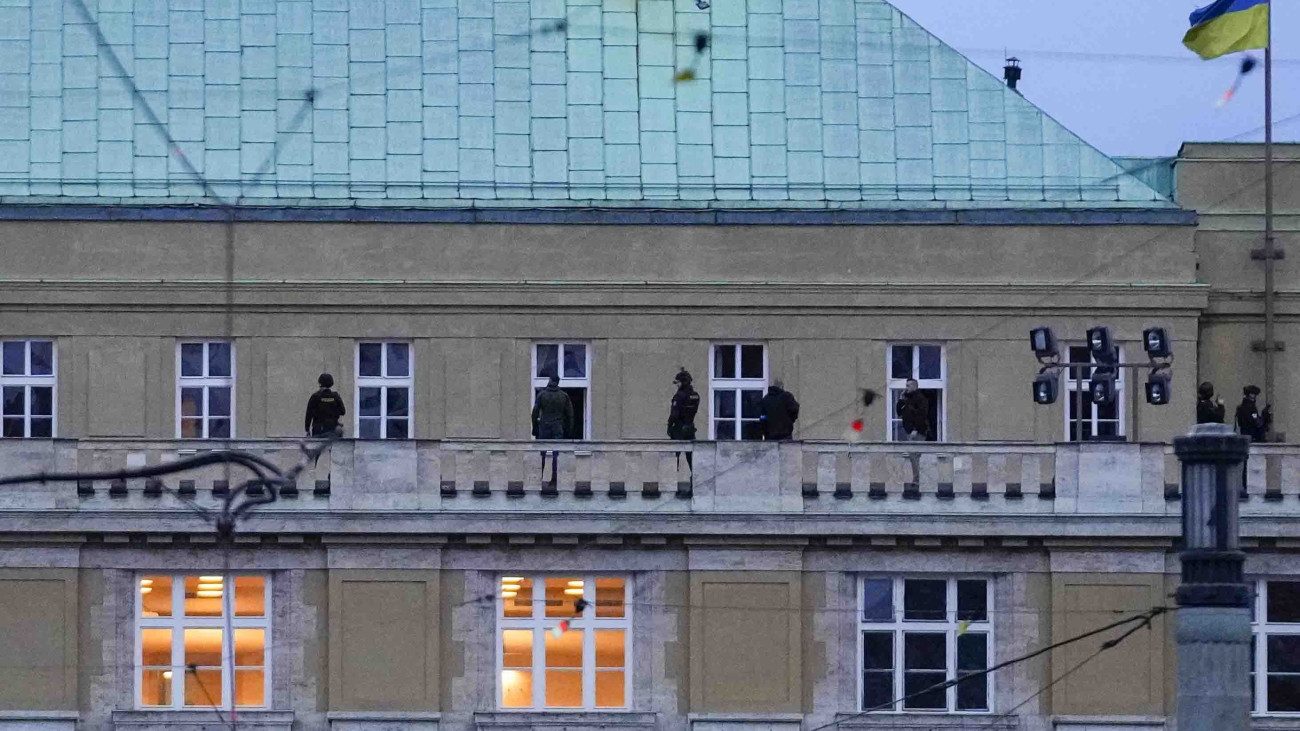 Prága, 2023. december 21.Rendőrök a prágai Károly Egyetem erkélyén az épületnél elkövetett lövöldözést követően 2023. december 21-én. A cseh rendőrség szerint a fegyveres támadásnak halálos áldozatai is vannak, az elkövetőt ártalmatalnították, de részleteket nem közöltek.