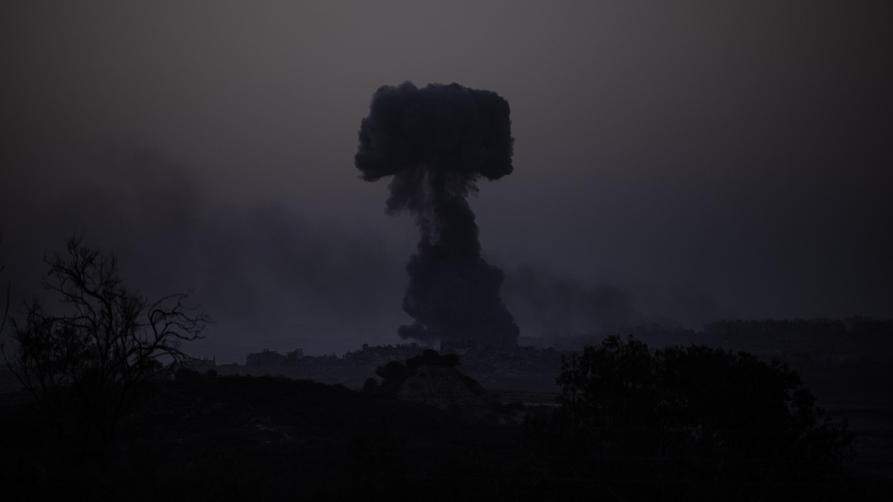 Izrael légicsapást mér a Gázai övezet északi részére a dél-izraeli Szderótból nézve 2023. november 23-án. A Hamász palesztin iszlamista szervezet fegyveresei október 7-én támadást indítottak Izrael ellen, az izraeli haderő pedig válaszul légi és szárazföldi hadműveleteket hajt végre a Gázai övezetben.